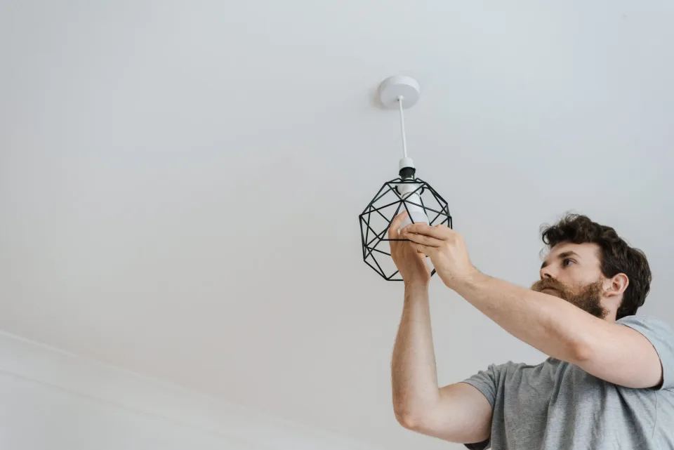 Thợ đứng ra nhận máy của bạn
